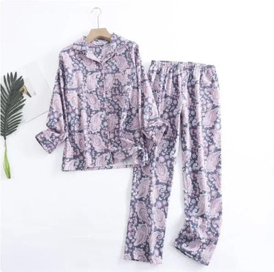 Bequemes damen-pyjama-set mit lebendigen mustern