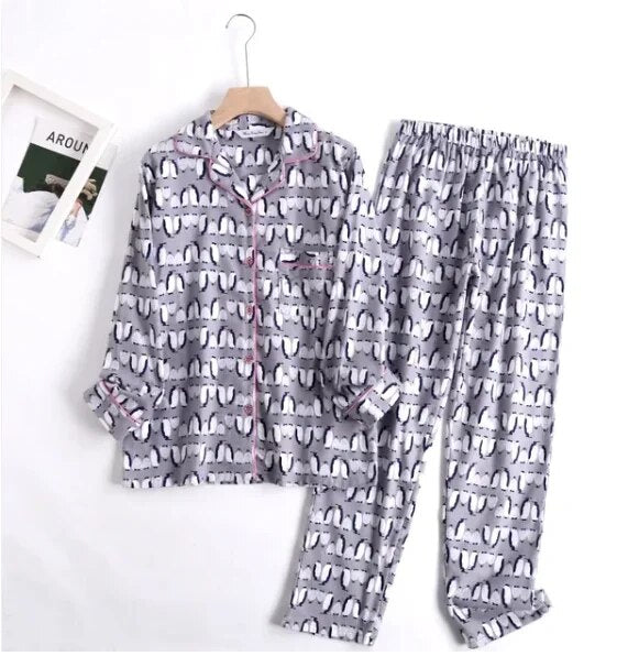 Bequemes damen-pyjama-set mit lebendigen mustern