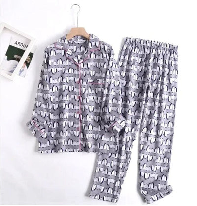 Bequemes damen-pyjama-set mit lebendigen mustern