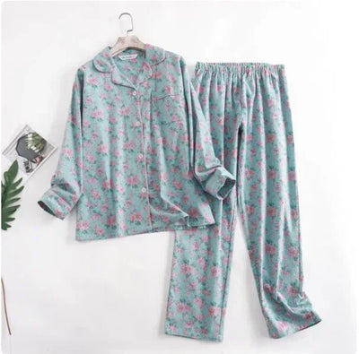 Bequemes damen-pyjama-set mit lebendigen mustern