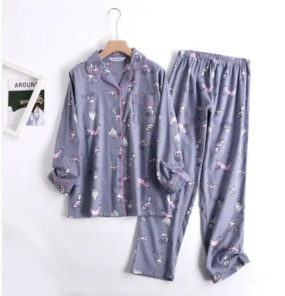 Bequemes damen-pyjama-set mit lebendigen mustern