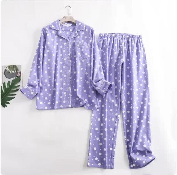 Bequemes damen-pyjama-set mit lebendigen mustern