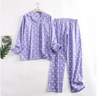 Bequemes damen-pyjama-set mit lebendigen mustern