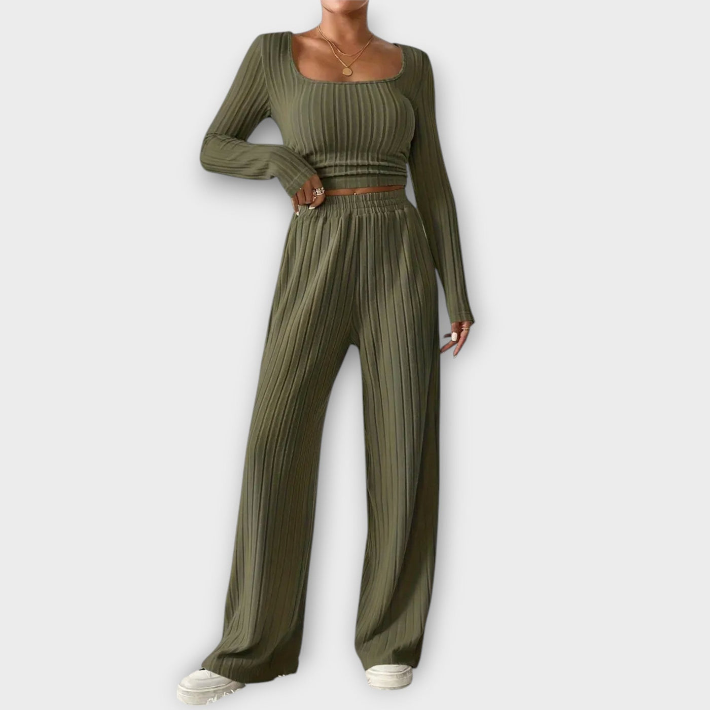 Lirena – Geripptes Set mit femininer Kontur