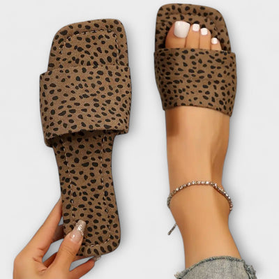 Solvaya – Slipper mit Animal-Print und moderner Silhouette