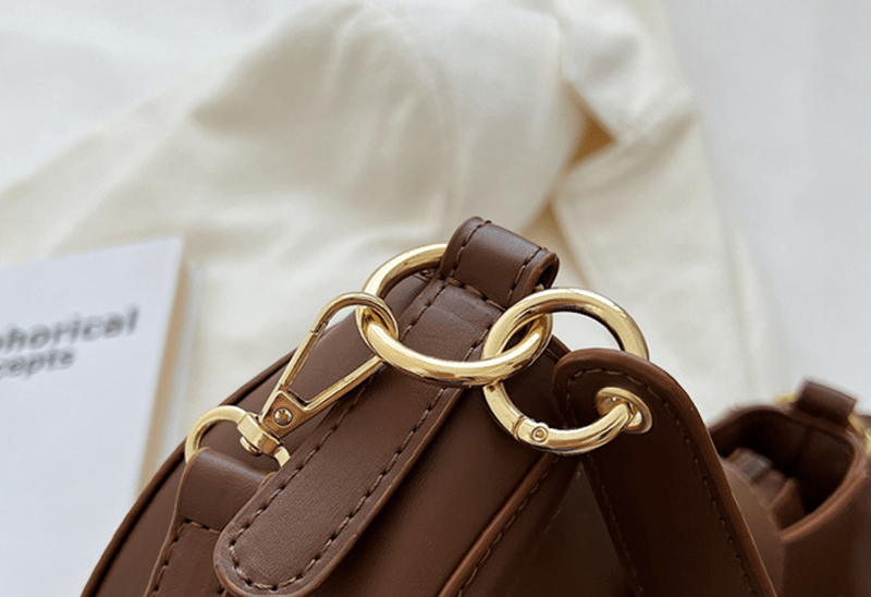 BIA - Halbmond-Schultertasche mit Kette