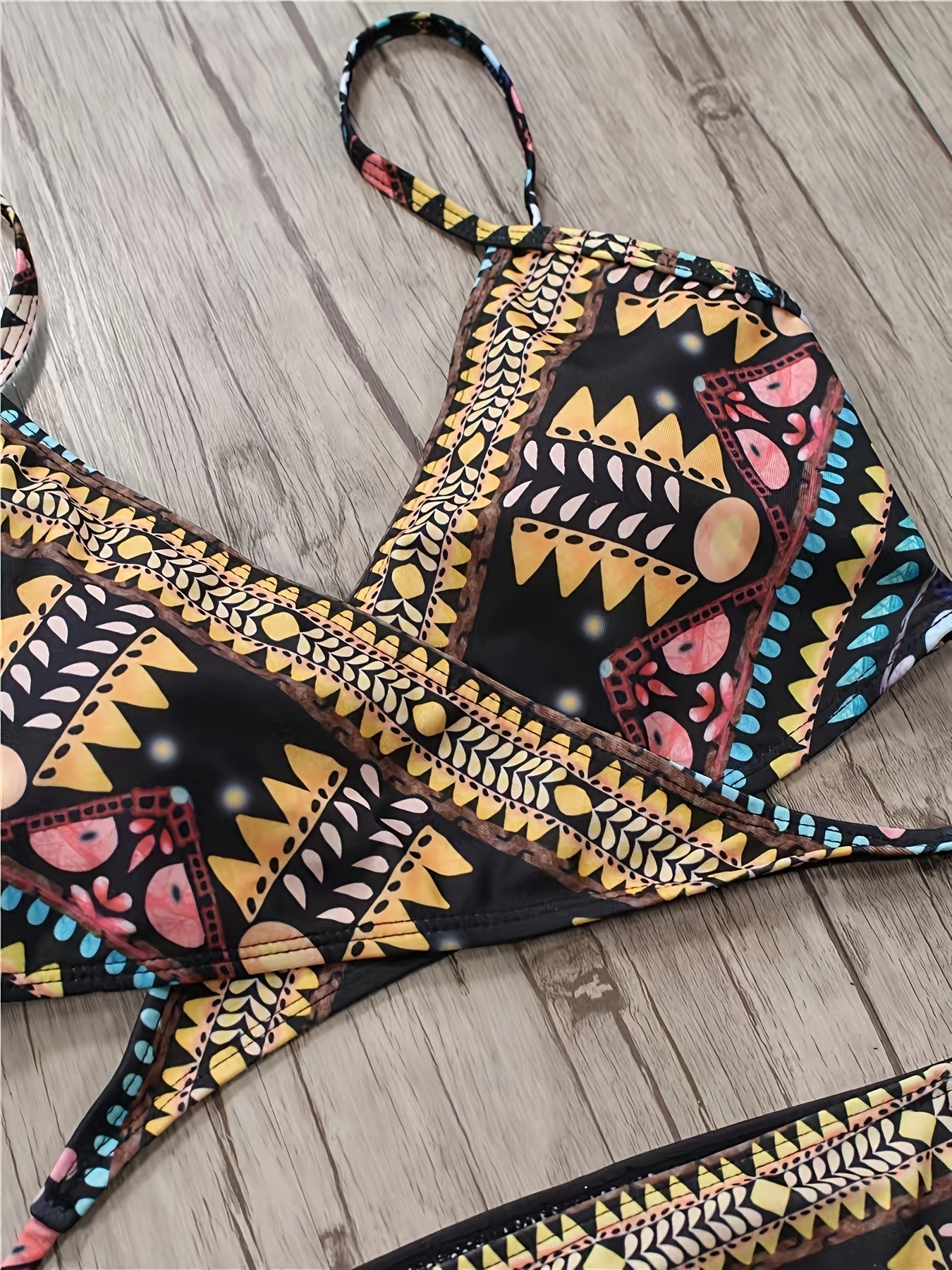 Boho-Bikini-Set – Hochgeschnittener Zweiteiler mit Tribal-Muster, Schulterfrei