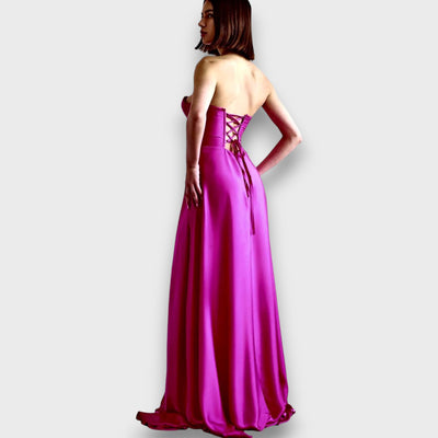 Victoria – Langes Kleid mit Rückenschnürung und Schlitz