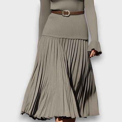 Sorelia – Plissiertes Midikleid mit Rollkragen