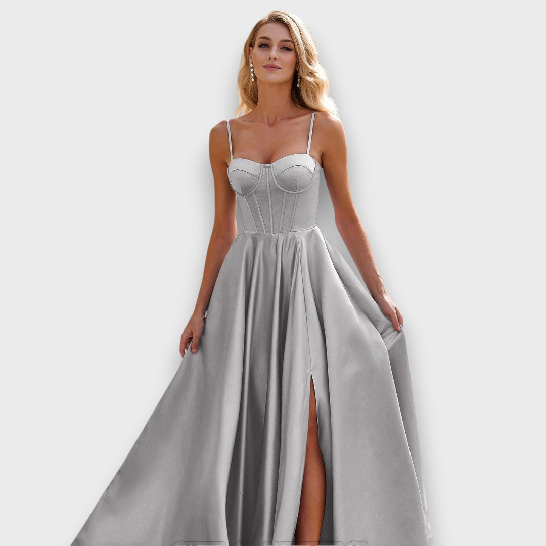 Victoria – Langes Kleid mit Rückenschnürung und Schlitz