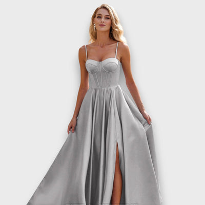 Victoria – Langes Kleid mit Rückenschnürung und Schlitz