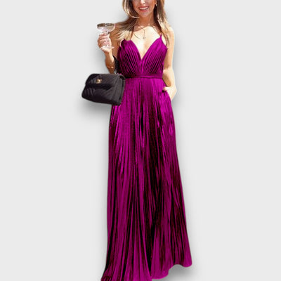 Aurora – Goldenes Plisseekleid mit tiefem Ausschnitt