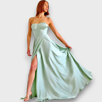 Victoria – Langes Kleid mit Rückenschnürung und Schlitz