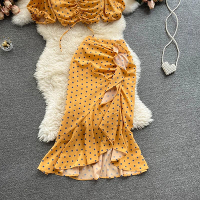 ELLAH - Kleid mit unregelmäßigen Rüschen und Polka Dot-Muster