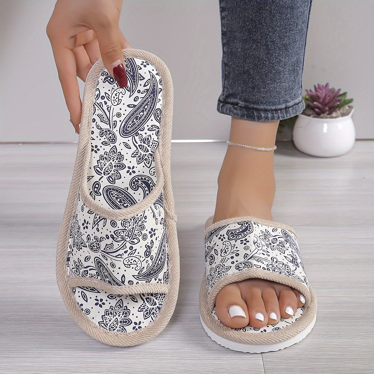 Damen Sommer-Hausschuhe – Leichte, Bunte Slippers mit Paisley-Muster