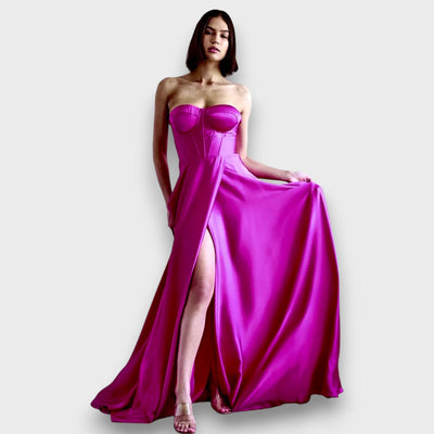 Victoria – Langes Kleid mit Rückenschnürung und Schlitz