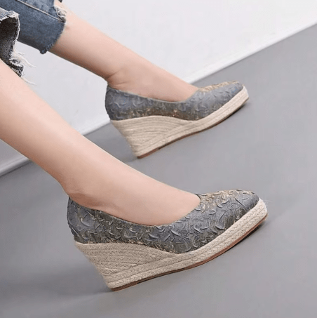 GUADA - Spitzes, flaches Wedge-Heel 2024