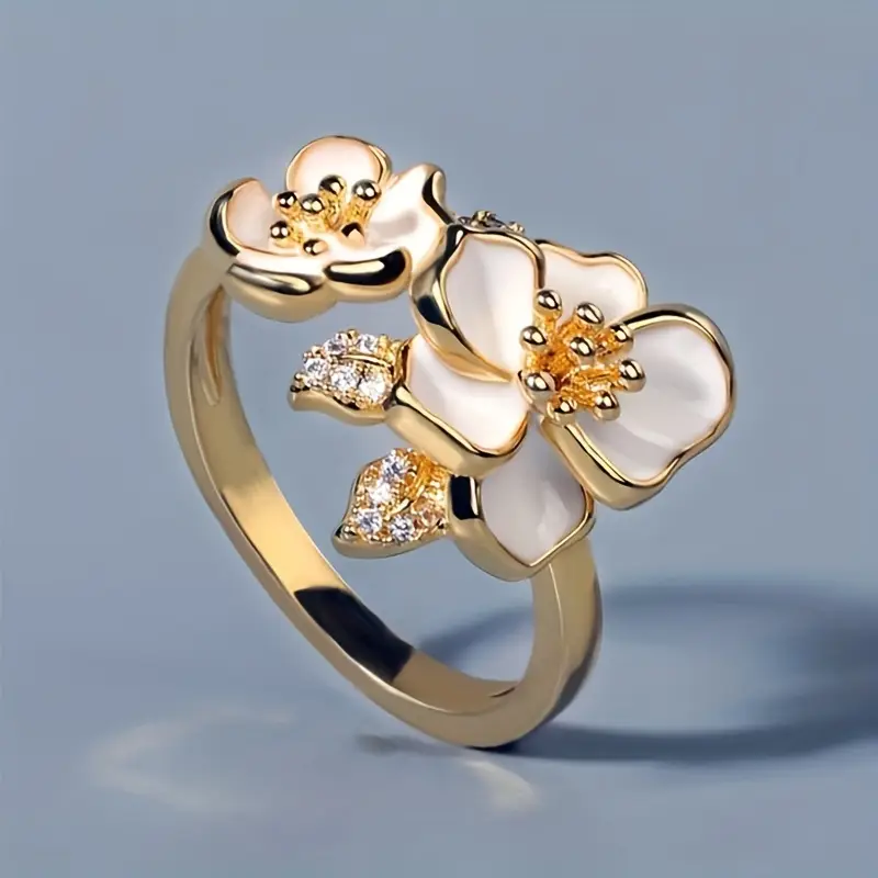 Goldring mit weißen Blüten