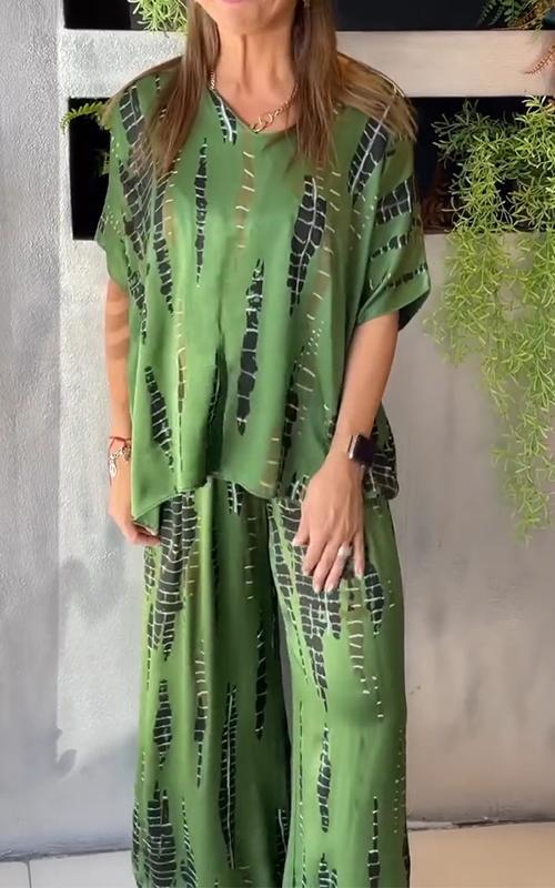 Zweiteiliger Satinanzug mit Rundhalsausschnitt