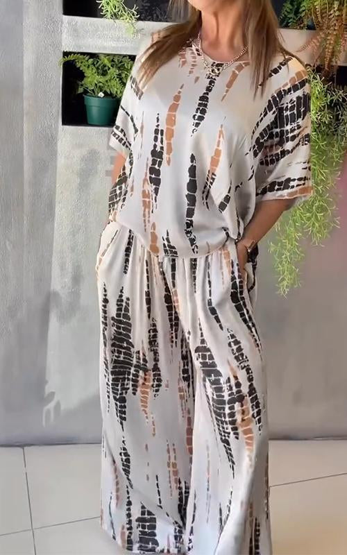 Zweiteiliger Satinanzug mit Rundhalsausschnitt