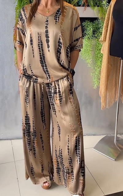 Zweiteiliger Satinanzug mit Rundhalsausschnitt