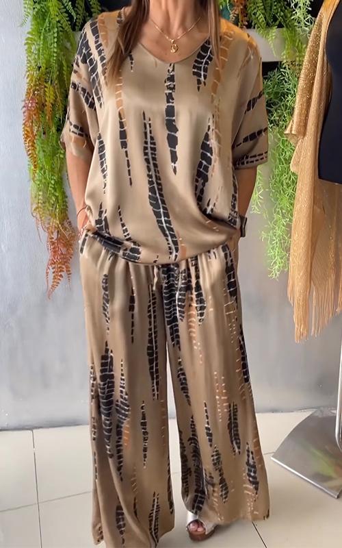 Zweiteiliger Satinanzug mit Rundhalsausschnitt