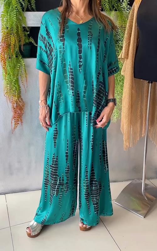 Zweiteiliger Satinanzug mit Rundhalsausschnitt