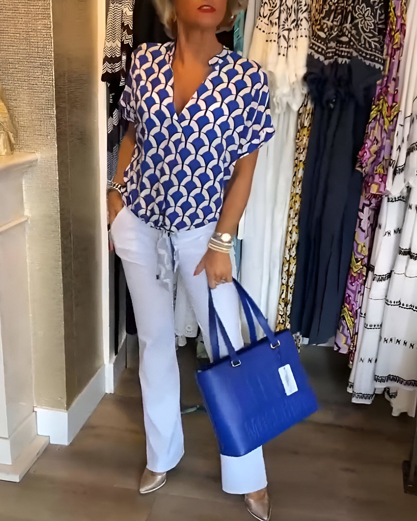 Blanka – bedruckte bluse mit kurzen armeln und v-ausschnitt